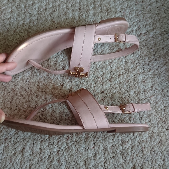 Tory Burch light Pink Everly T-Strap Flat Sandal with golden tone logo size 8.5 - Picture 4 of 12